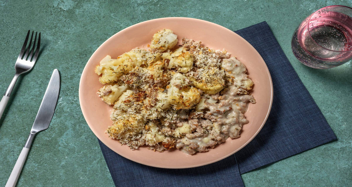 Sformato di cavolfiore e salsiccia con besciamella e gratinatura al formaggio