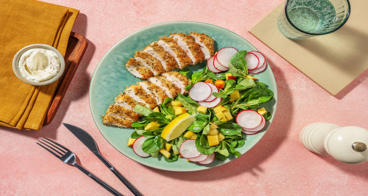 Petto di pollo fritto al rosmarino con insalata estiva di pesche, ravanelli e songino