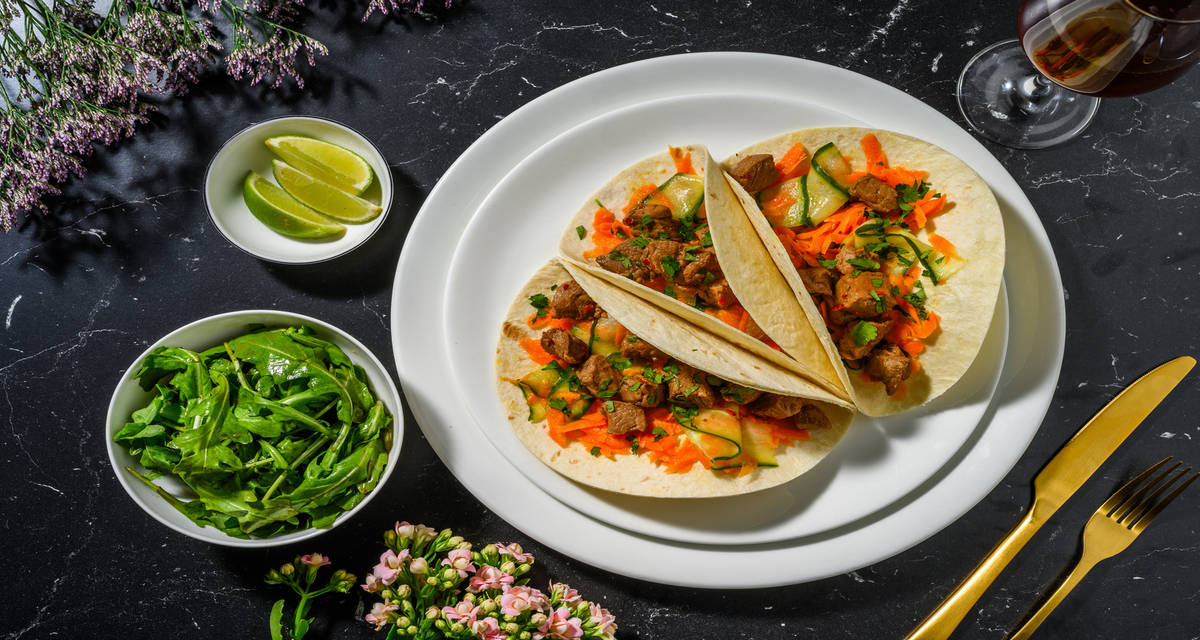 Wraps de solomillo de cerdo en marinado oriental con encurtidos caseros de zanahoria y pepino y ensalada