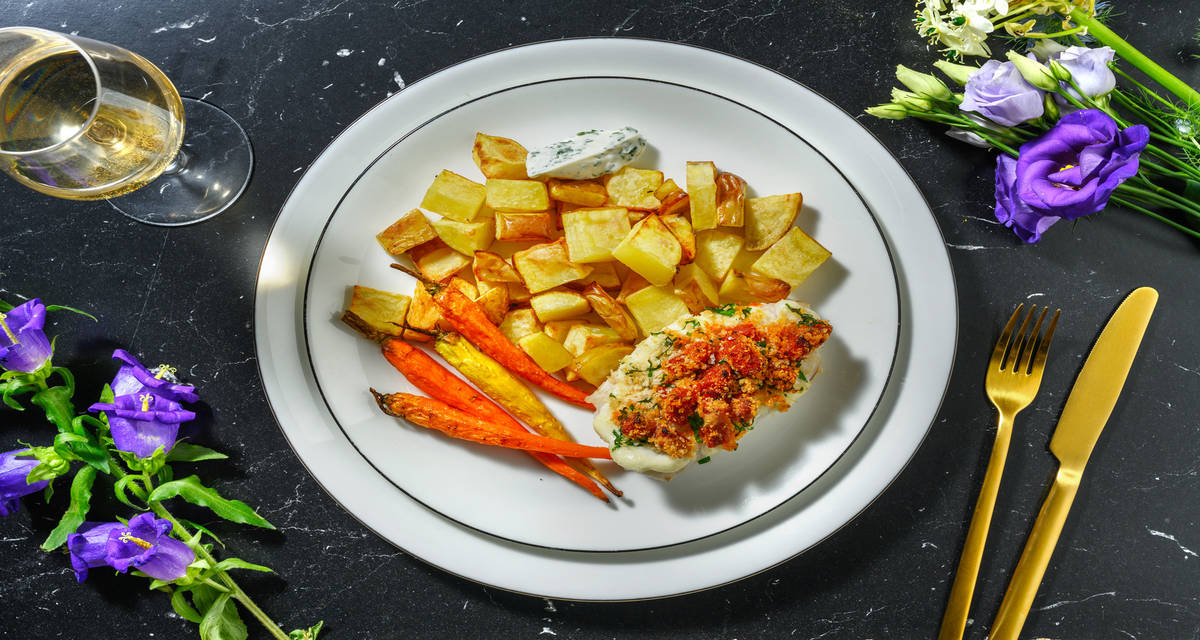 Bacalao con costra crujiente de panko y chorizo acompañado de zanahorias baby, patatas asadas y mayonesa de perejil