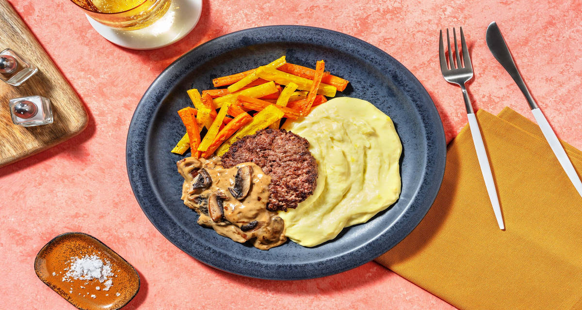 Hamburger met portobello-roomsaus met knoflook-aardappelpuree en wortelfrietjes