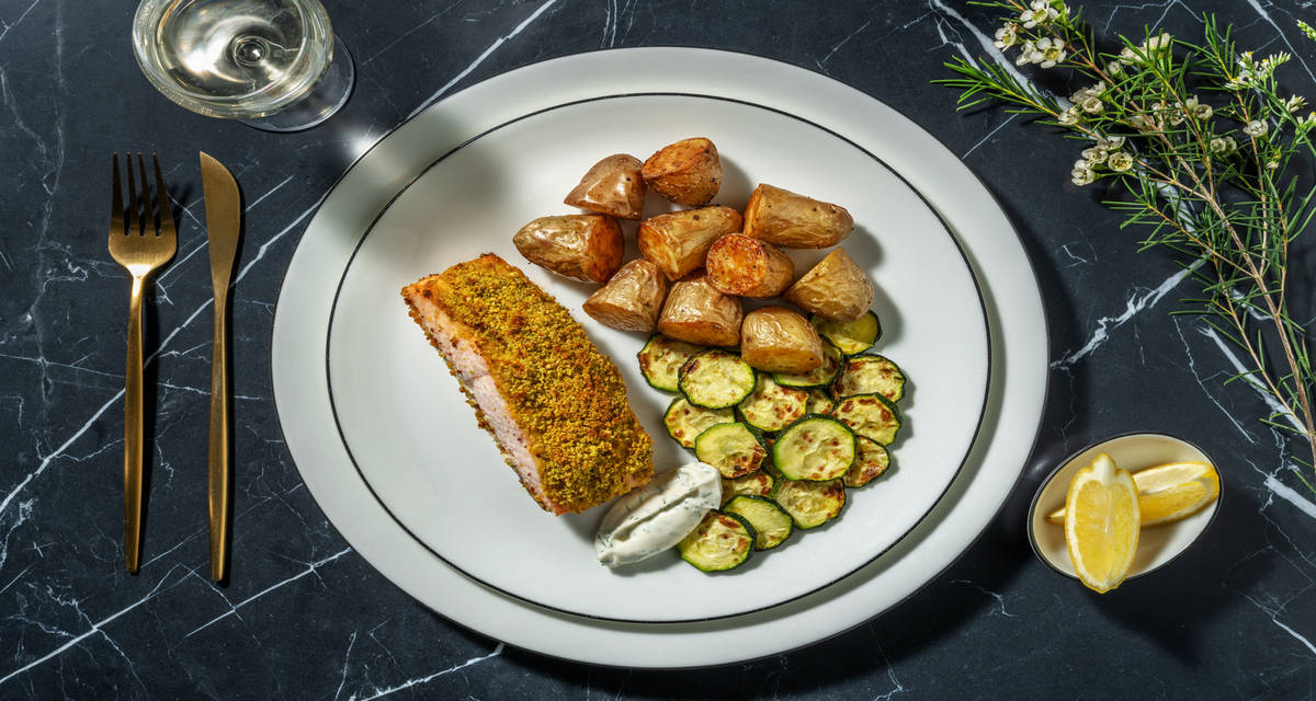 Salmone in crosta di pistacchio con zucchine e patate al forno e maionese all'aneto