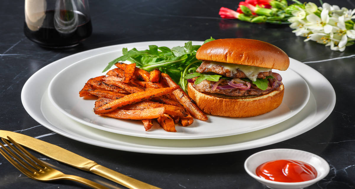Doppio burger di carne e Gorgonzola Dop con cipolle caramellate, rucola e patate alla paprika