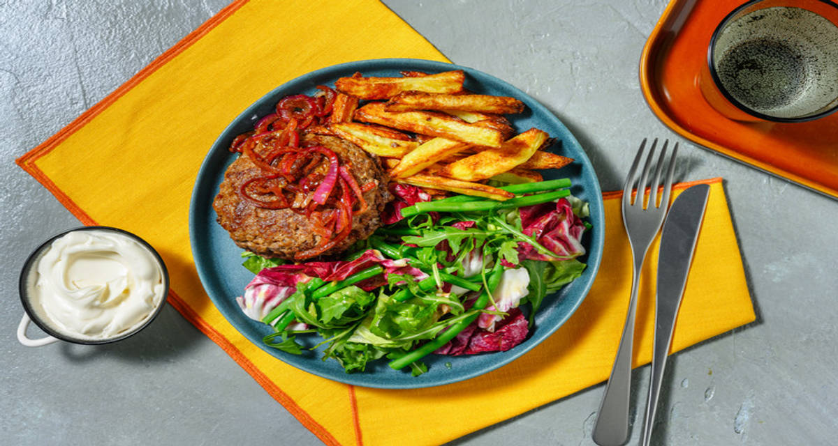 Hamburger met frietjes en aioli met sperziebonensalade en uienjus