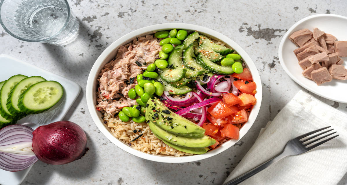 Bowl au thon, fèves de soja & avocat riz complet, tomate et furikake