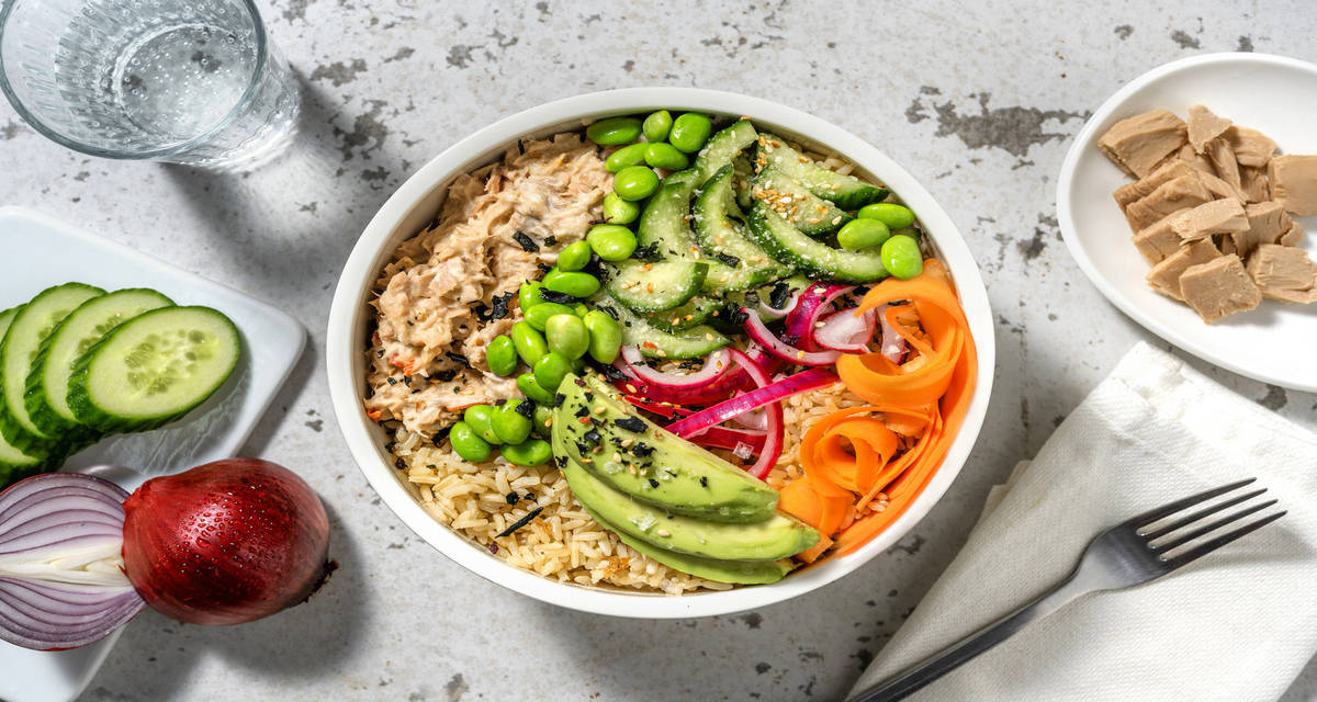 Bowl au thon, avocat et fèves de soja riz complet, carotte et furikake