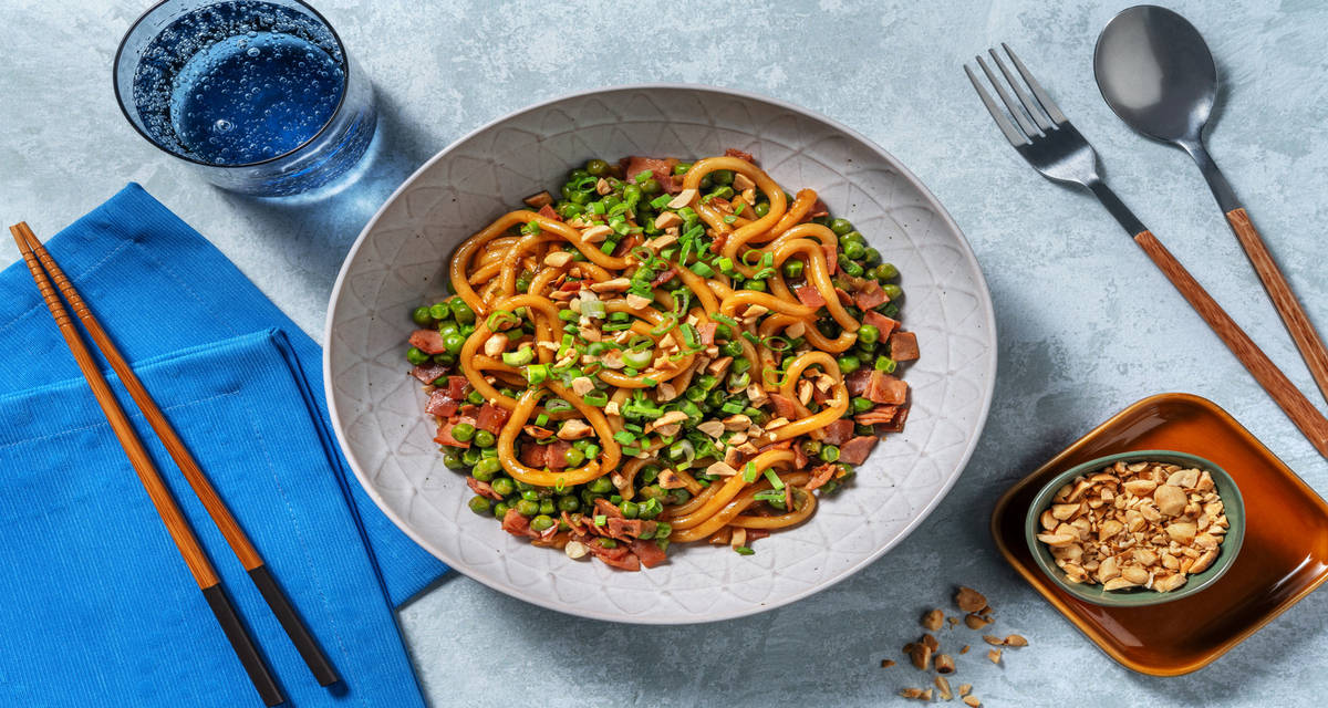 Noodles "alla cantonese" con prosciutto, piselli e arachidi tostate