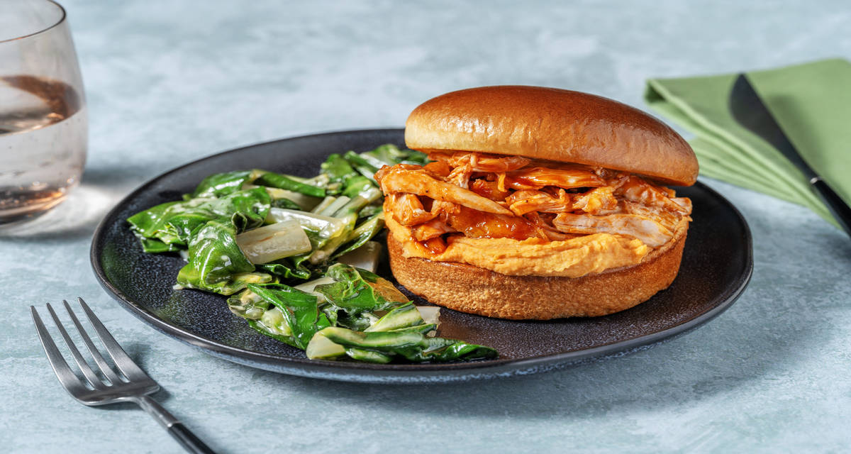 Sandwich di pollo in salsa barbecue con crema di cannellini e bietole filanti
