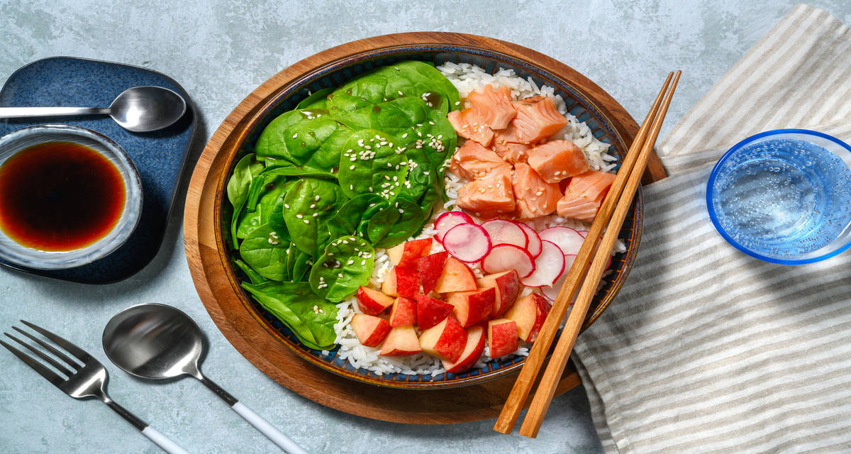 Poke - salmone affumicato, pesche e ravanelli con riso Basmati e salsa ponzu
