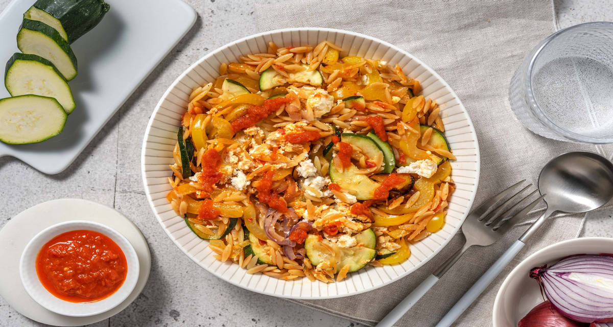 Orzo met gebakken witte kaas met geroosterde groenten en paprikasaus