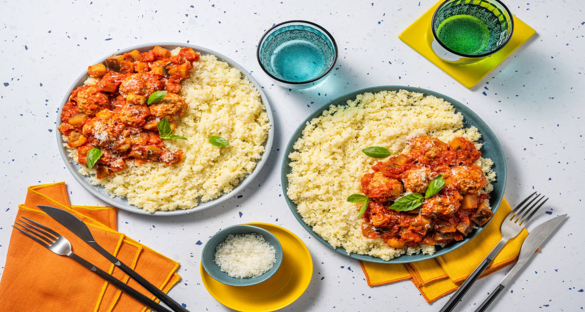 Polpette di pollo e melanzane al sugo con couscous, basilico e formaggio