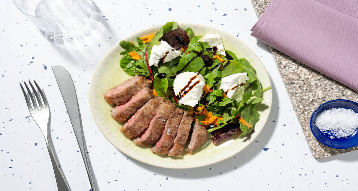 Scaloppine di manzo e burrata morbida con insalata, carote e glassa al balsamico