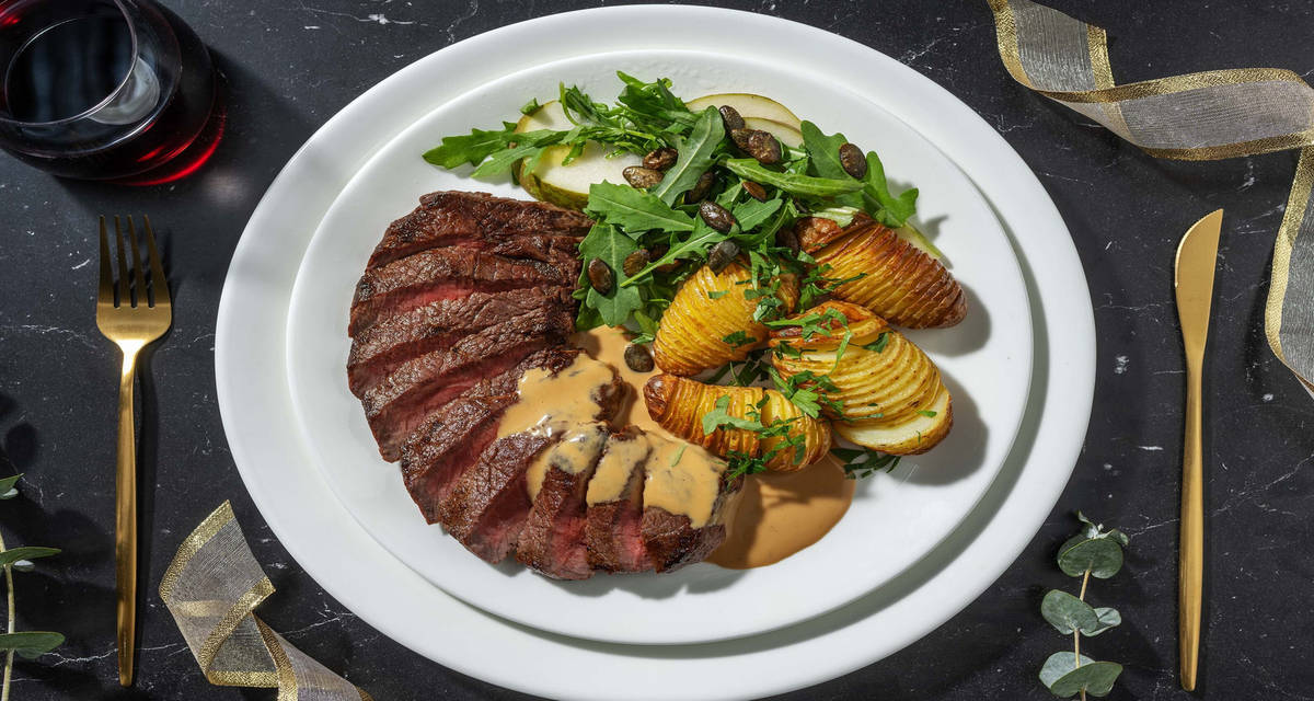 Stekt rumpstek och krämig rödvinssås med hasselbackspotatis och rucolasallad