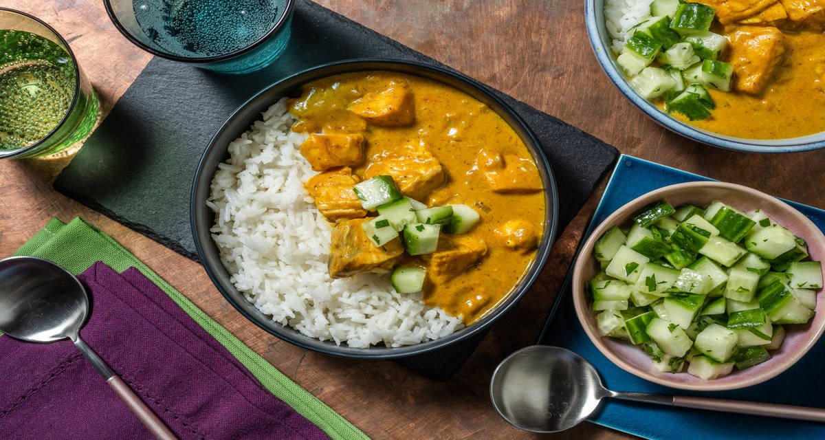 Tikka masala lax med vitlöksris och gurk- och koriandersallad