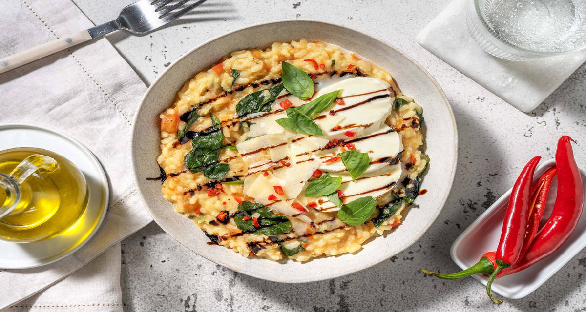 Risotto caprese met mozzarella, rode peper en spinazie