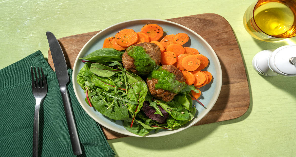 Polpette di carne in salsa al prezzemolo con carote al rosmarino e insalata