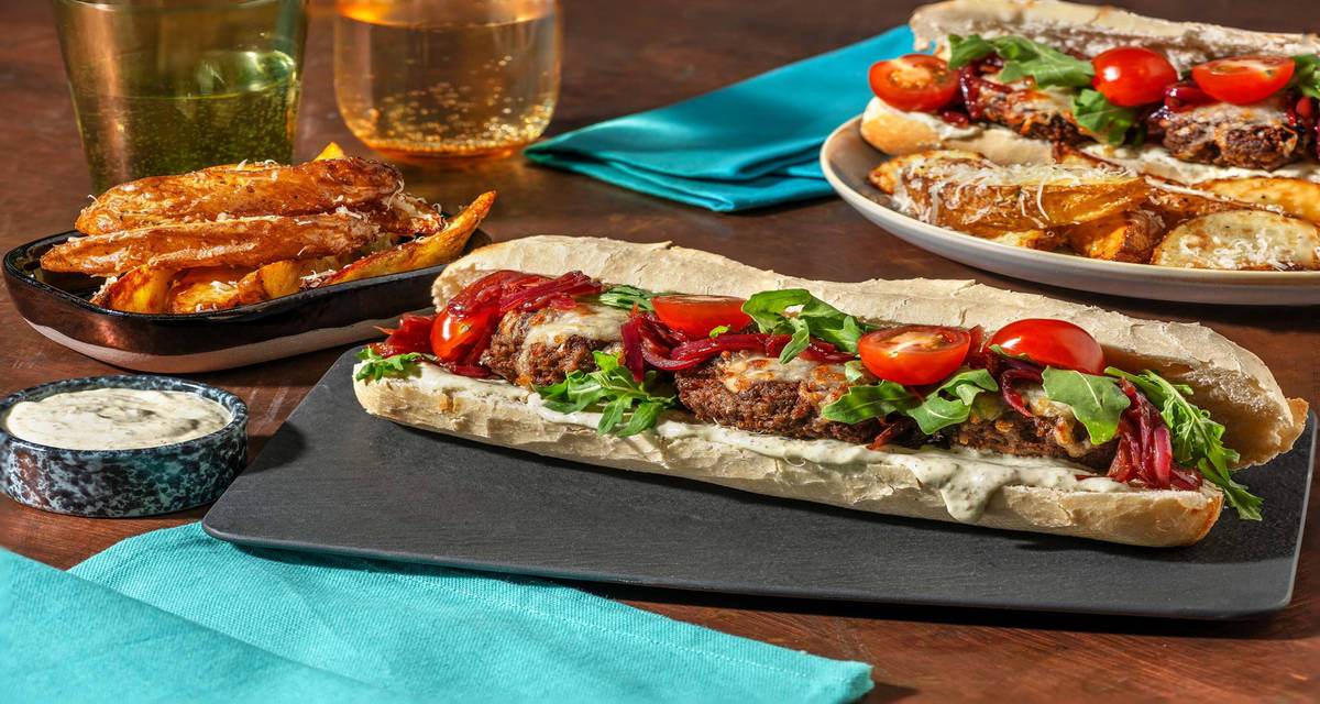 Kryddig italiensk nötfärs-sandwich med basilikadressing och gratinerad potatis
