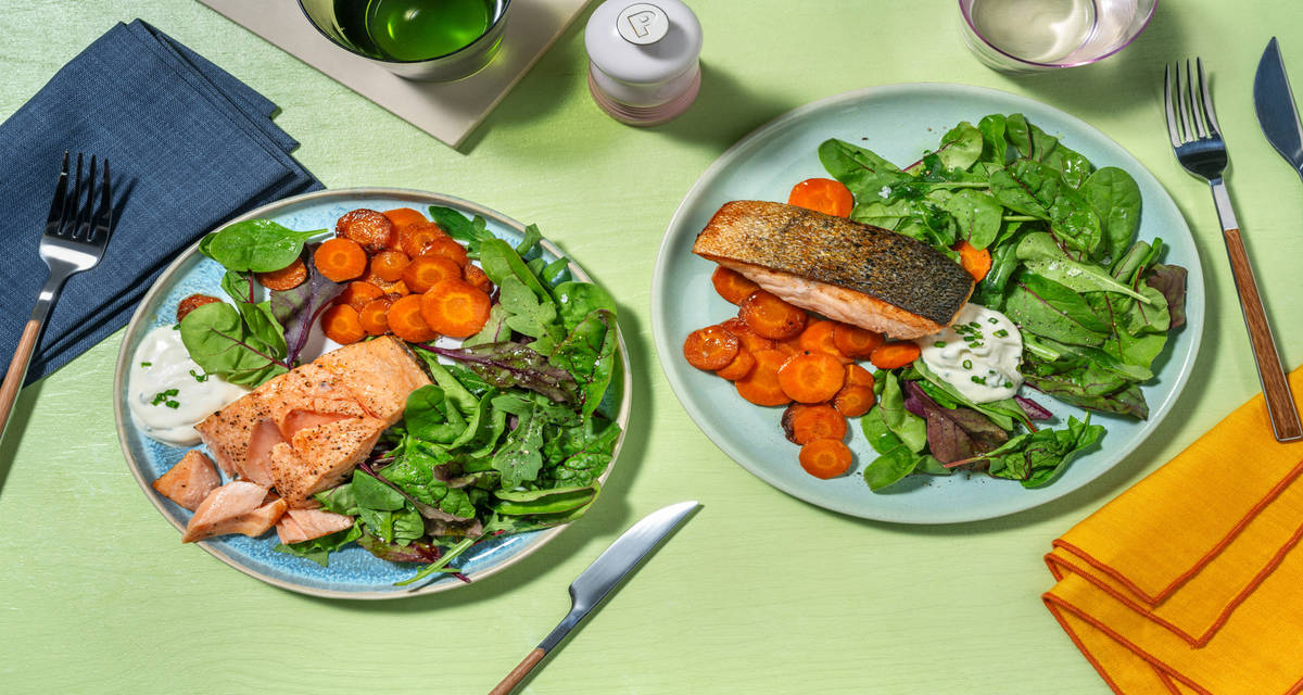 Salmone alla nordica e salsa yogurt con erba cipollina, carote e insalata