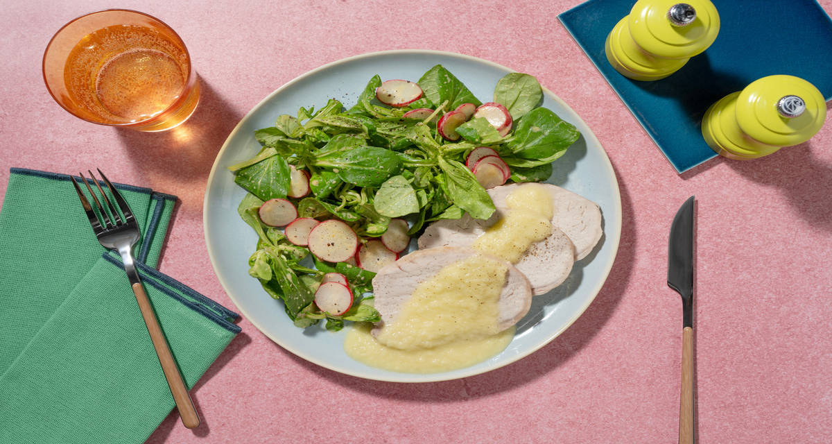 Maiale tenero in salsa alle mele e rosmarino con insalata al ravanello e vinaigrette alla senape