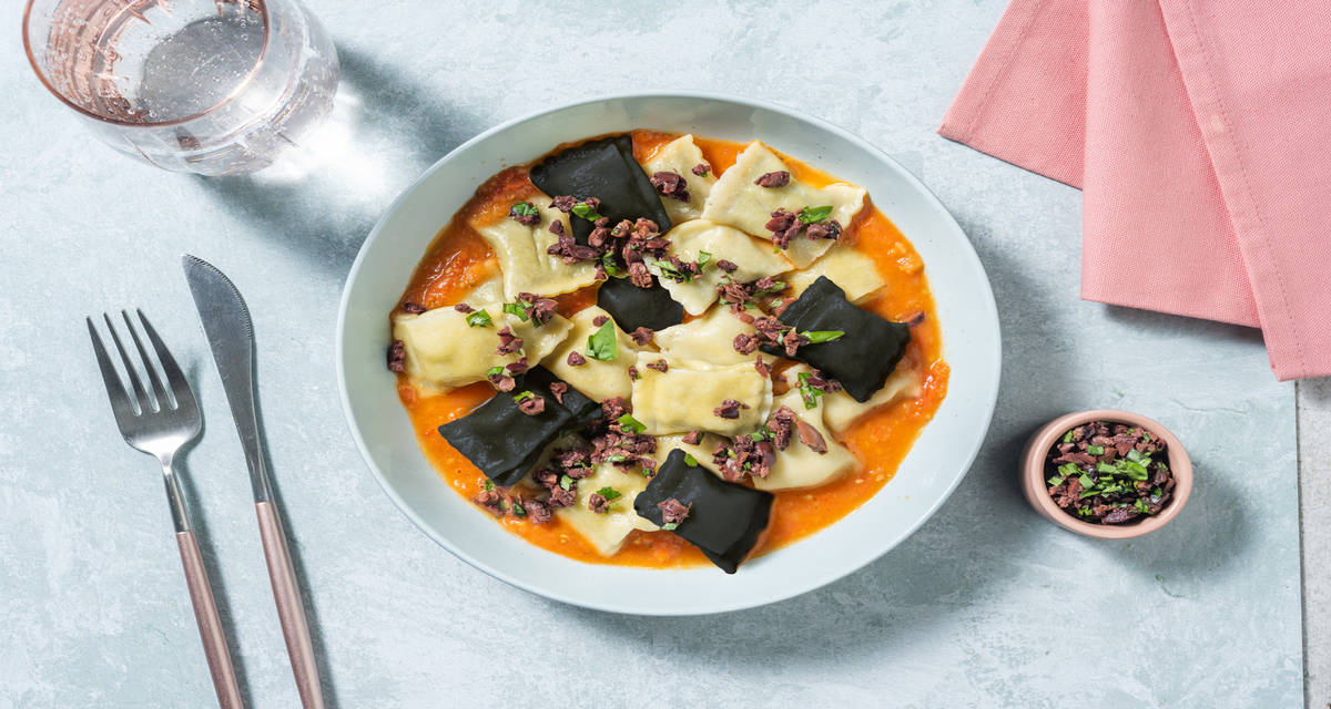 Ravioli bicolore di nasello e ricotta con sugo fresco di pomodorini e olive leccino