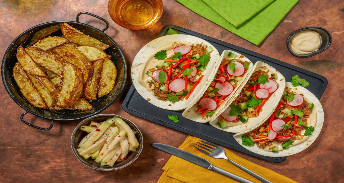 Hoisin pulled pork tacos med sesampotatis och krispig kålrabbi