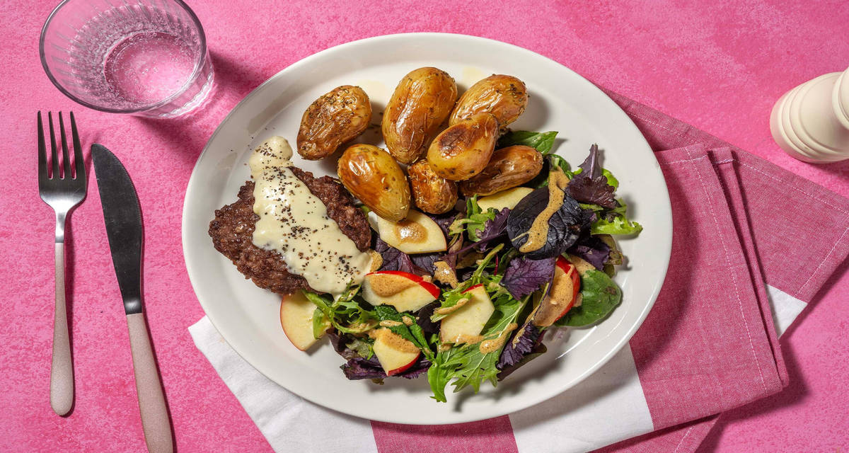 Steak haché sauce camembert avec des grenailles & une salade à la pomme