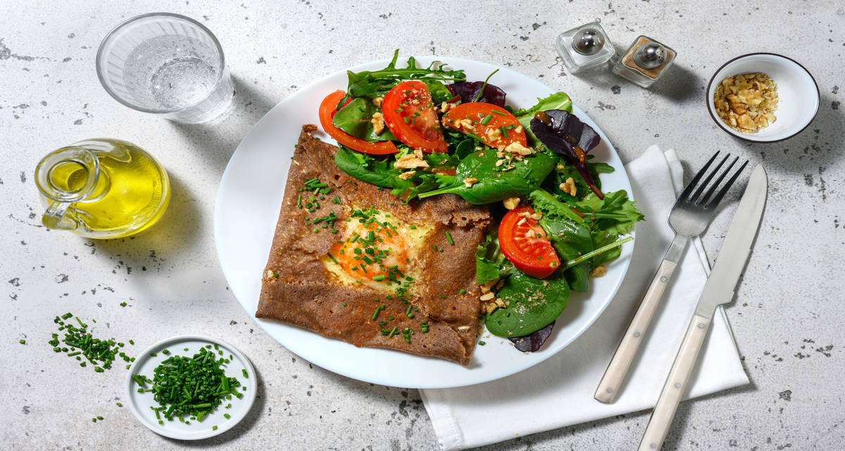 Galette bretonne complète au jambon avec de l'emmental & une salade fraîche