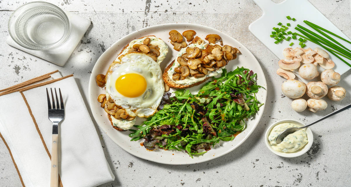 Tartines champignons & mascarpone aux herbes avec un œuf au plat & une salade