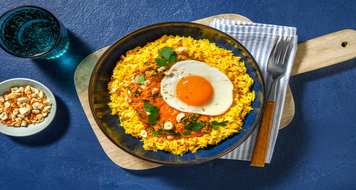 Curry veggie d'épinards & cajous croquantes avec du riz au curcuma & un œuf au plat