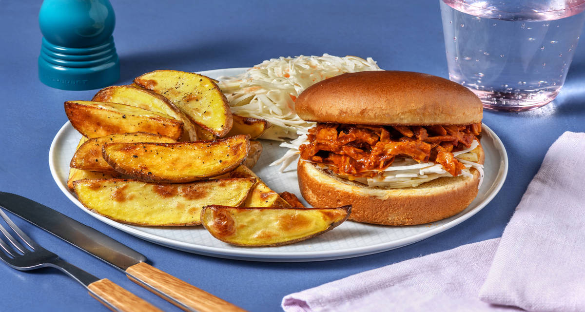 Sandwich på BBQ-stekta vegobitar med krispig coleslaw och rostad potatis