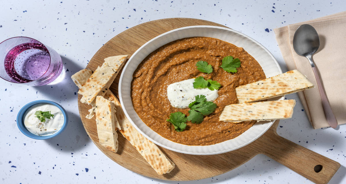 Vellutata di lenticchie al coriandolo con yogurt greco e pane naan