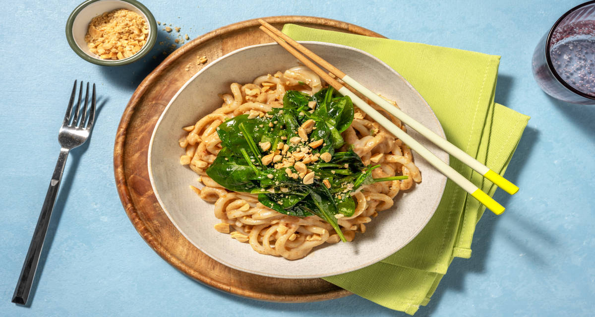 Noodles thai alle arachidi e latte di cocco con spinacini piccanti al sesamo