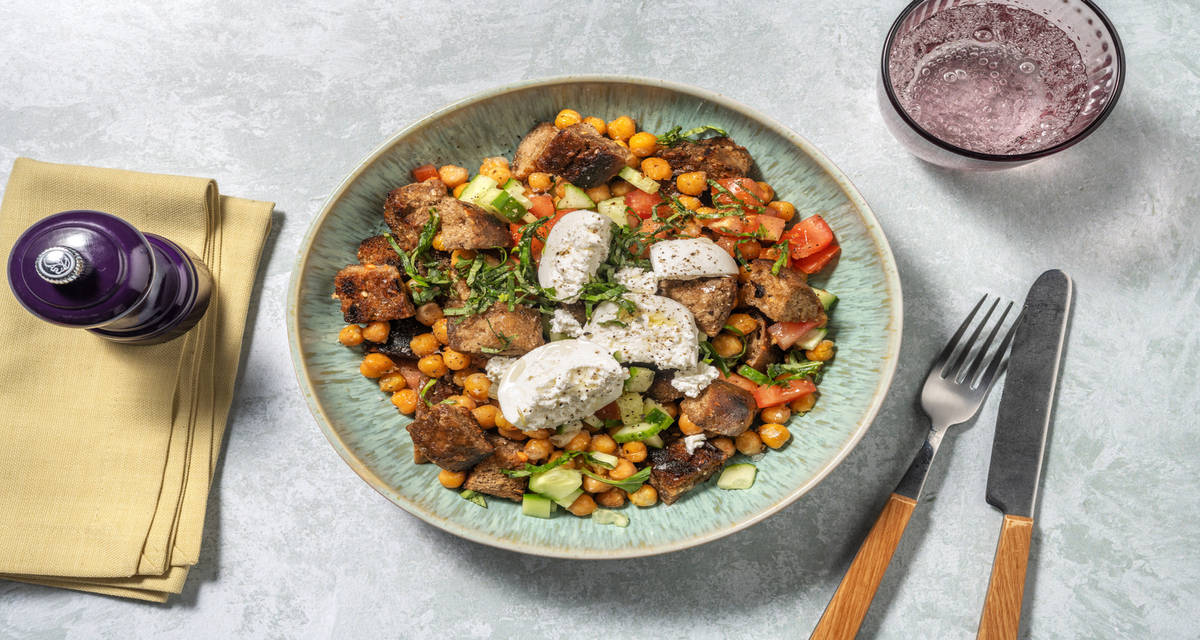 Burrata soffice su panzanella integrale con cetrioli, pomodoro, ceci e basilico