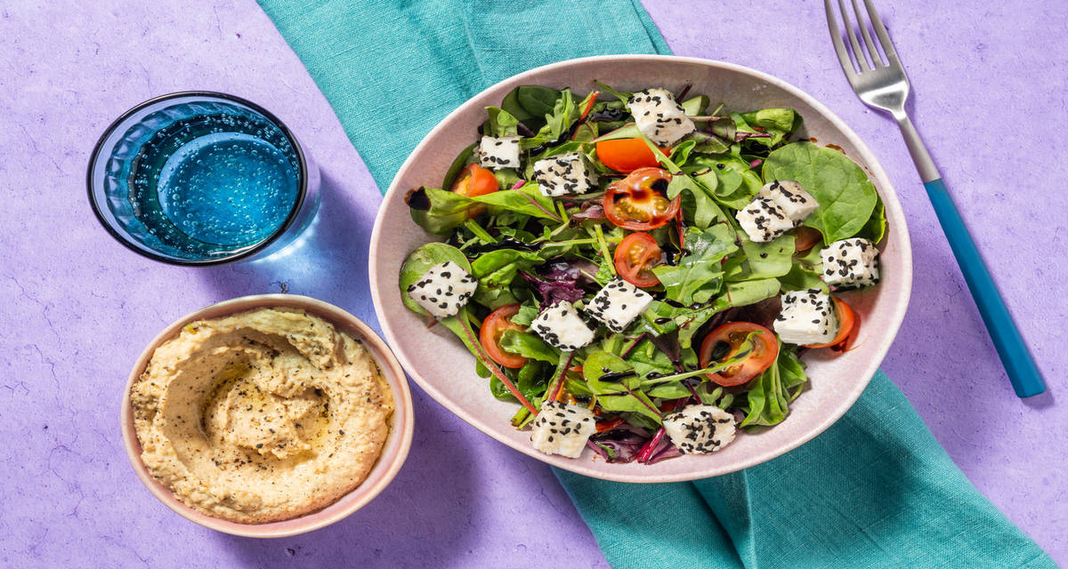 Feta Dop impanata ai semi di sesamo con hummus di ceci, pomodorini e insalata