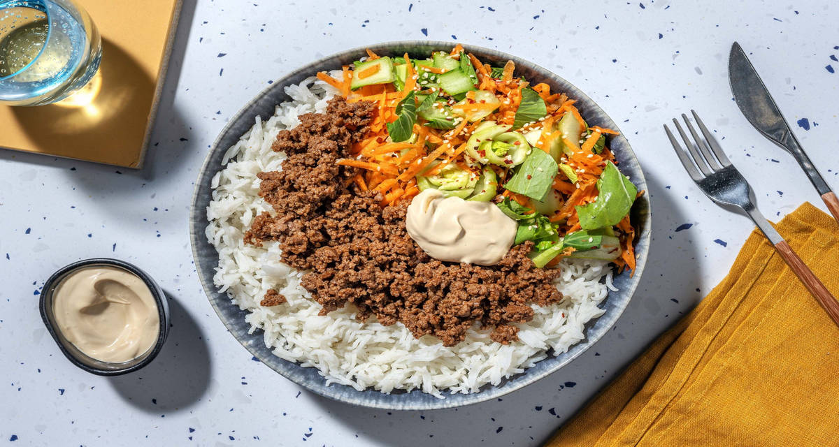 Koreansk 'bulgogi'-plantefarsbowl med frisk pak choisalat og asiatisk mayonnaise