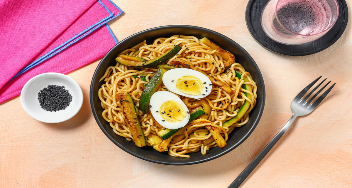 Mei Fun alle zucchine saltate e uova sode con sesamo nero e salsa asiatica