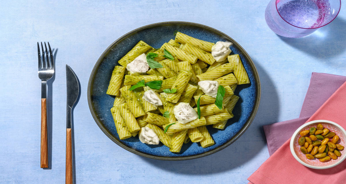 Tortiglioni al pesto di pistacchi e burrata Igp con basilico e Grana Padano Dop