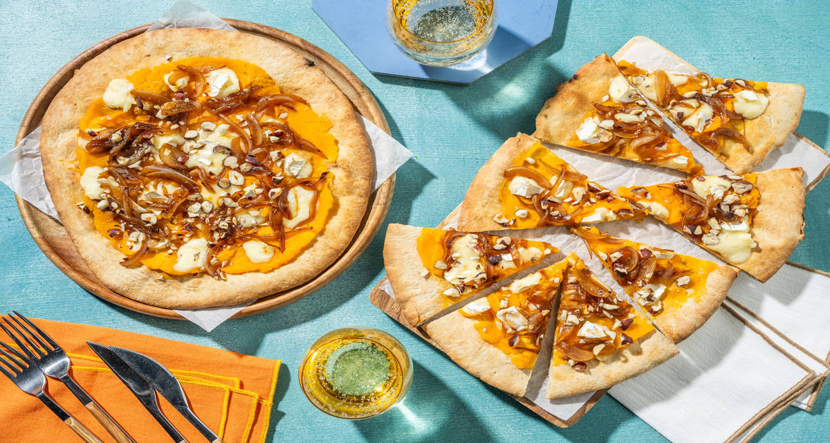 Pizza alla crema di zucca e taleggio con cipolle caramellate e granella di nocciole