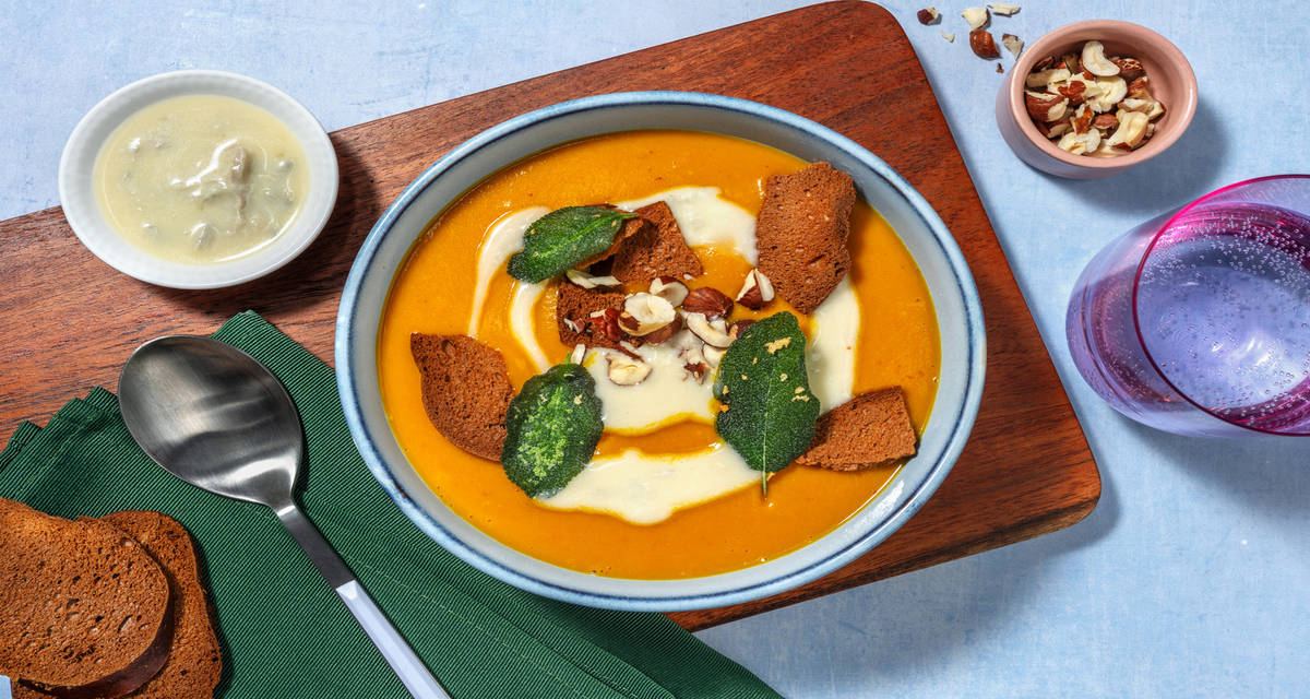 Vellutata di zucca e crema al Gorgonzola DOP con chips di pane e nocciole