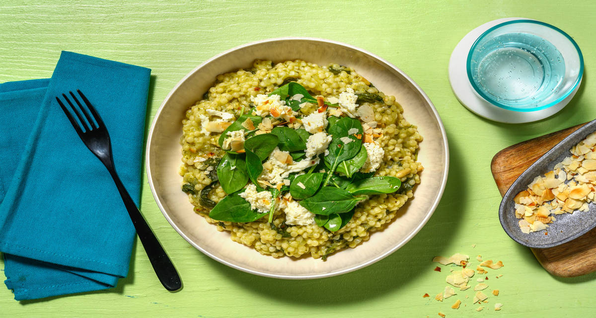 Risotto verde de couscous perlé avec de la mozzarella & des amandes effilées