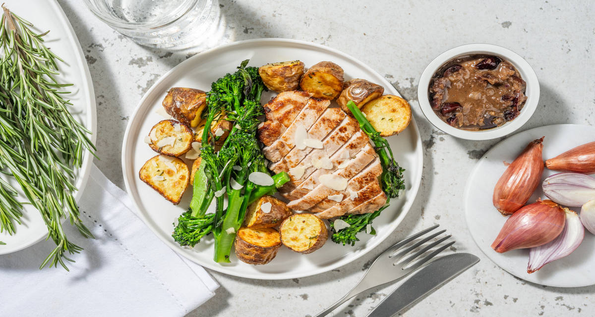 Dinde & grenailles rôties au romarin avec un gravy aux cranberries & du broccolini