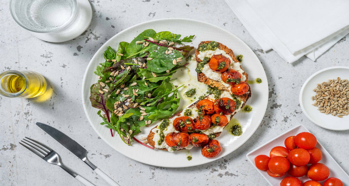 Bruschetta tomates confites & stracciatella maison avec une crème de basilic & des graines de tournesol