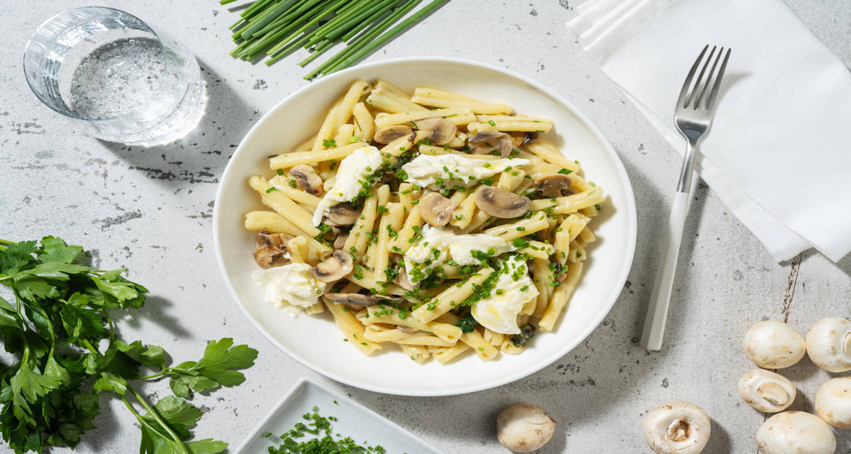 Nos fameuses pâtes saveur truffe & burrata avec des champignons de Paris & de la ciboulette