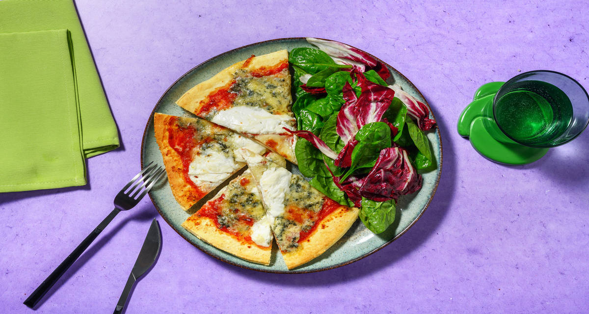 Pizza 3 fromages : mozza, bleu & pecorino avec de l'origan & une salade