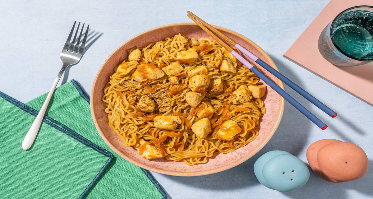 Wok de poulet au cumin à la chinoise avec des nouilles sautées & de la carotte