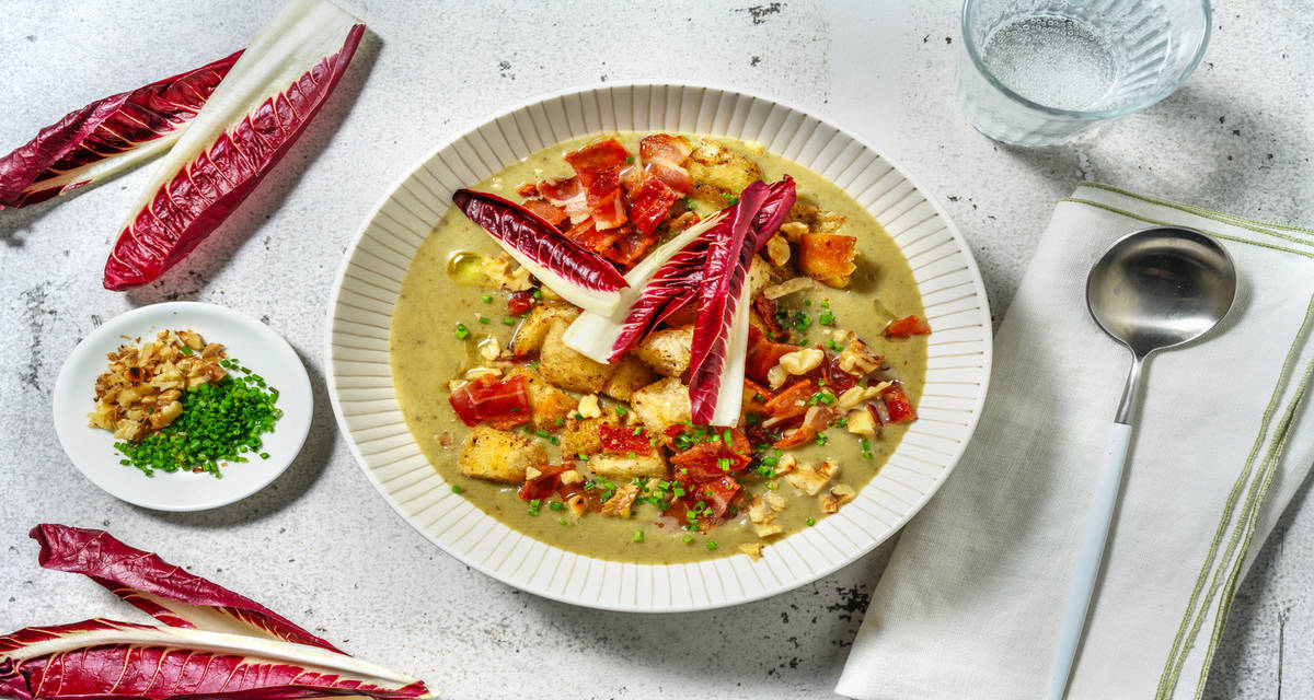 Velouté d'endives rouges & poitrine grillée avec des croûtons & des noix