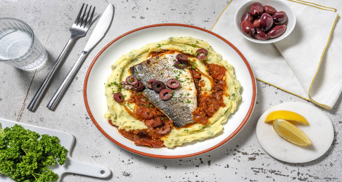 Psari plaki : merlu à la grecque avec une purée & des olives Kalamata