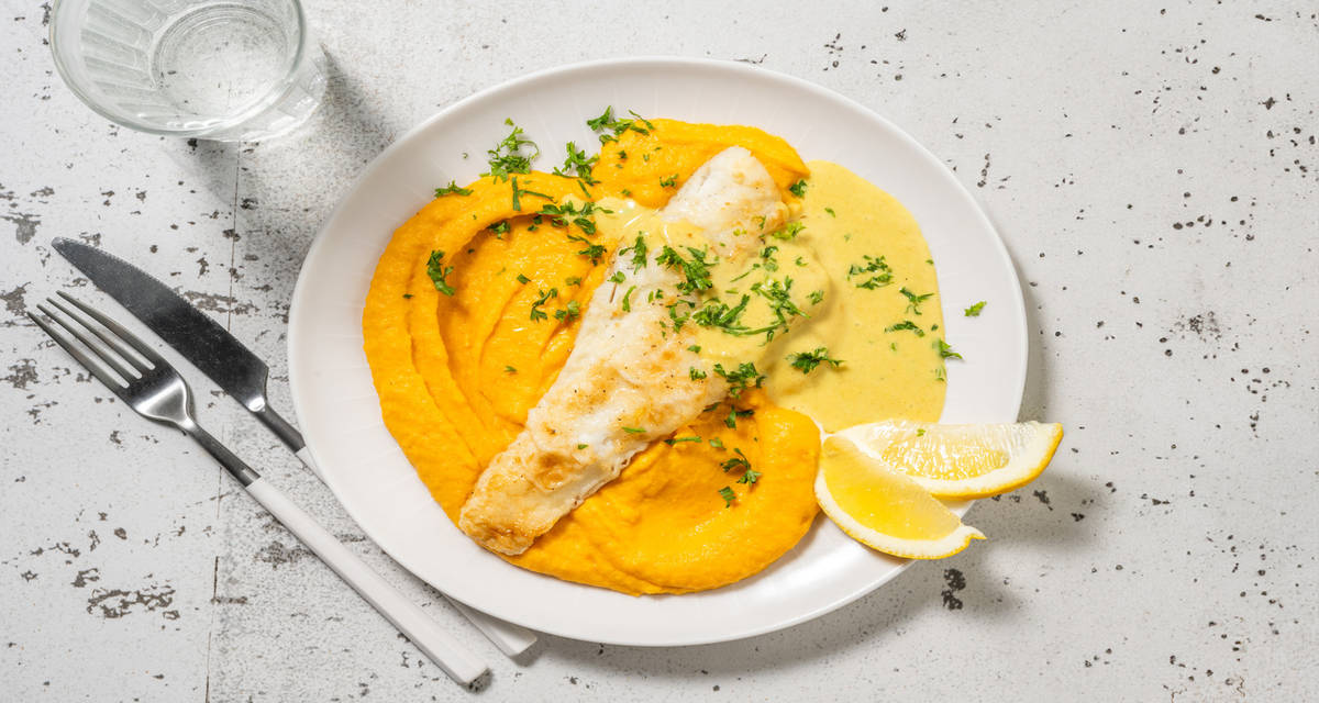 Lieu & sauce curry-citron façon bistrot avec une purée de patate douce & du persil