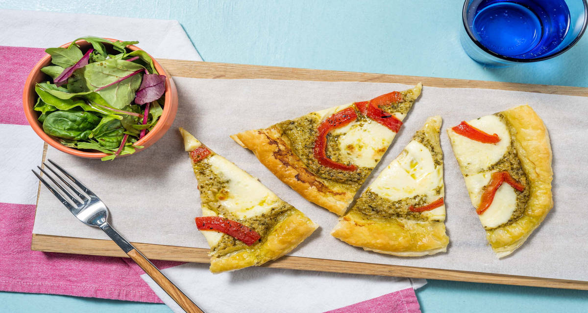 Tarte fine pesto, mozza & poivrons avec de la salade