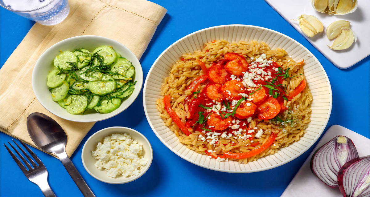 Crevettes au fromage à la grecque & orzo avec du concombre & des herbes fraîches